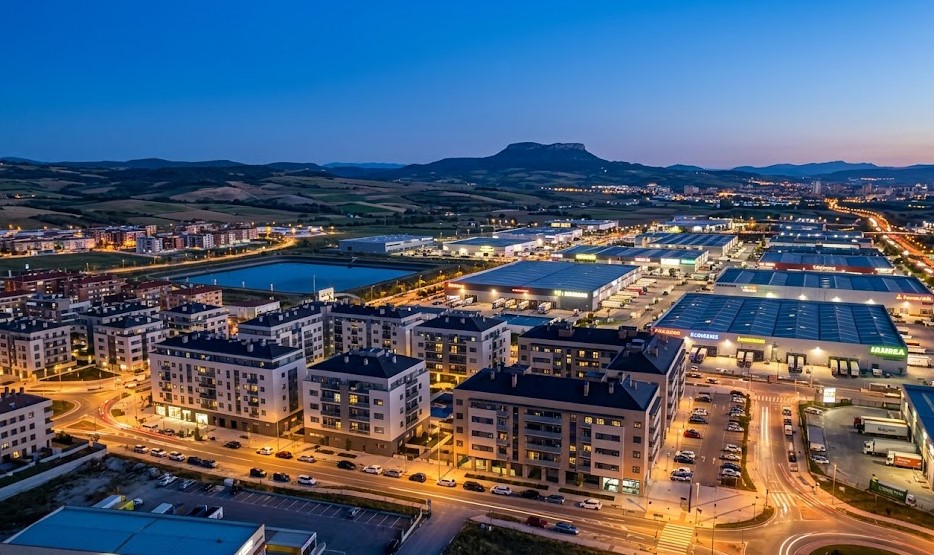 Vista del municipio de Beriáin, sus áreas residenciales y el Polígono Industrial de la Morea